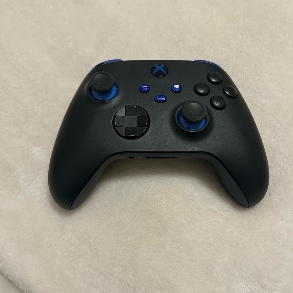 Wireless Xbox Controller - Black and Blue